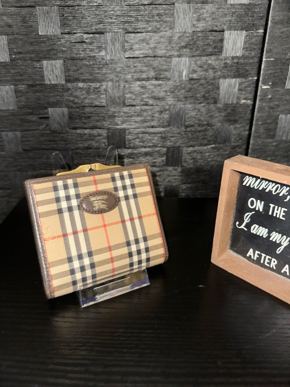 Acrylic stand - Picture 4 of 5